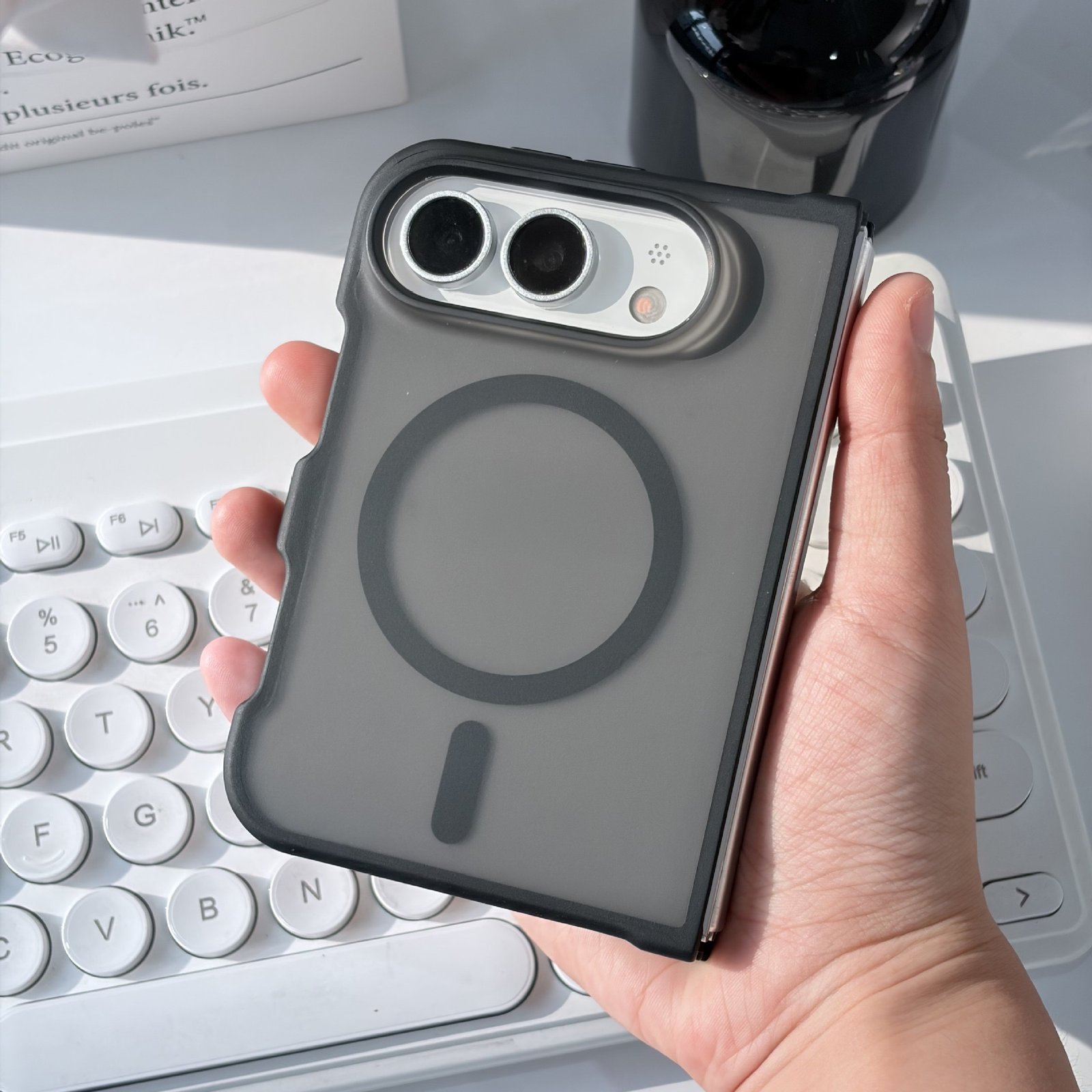 Suitable for Iphone18Duo Mobile Phone Case, Apple Left and Right Folding Shell, Skin-Like Matte Semi-Transparent Magnetic Protective Cover