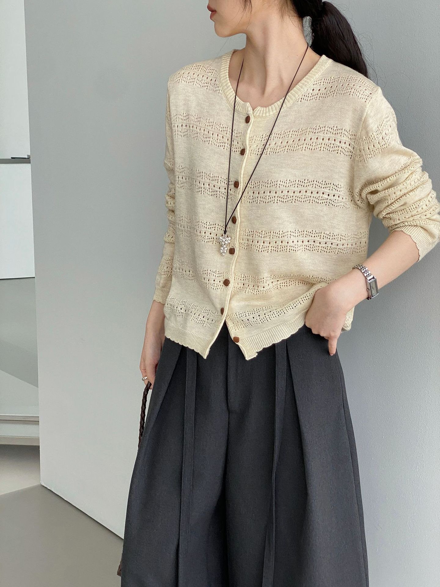 Korean-style color-block striped round-neck knitted cardigan, new women’s design, with a hollow-out pattern for a slimming effect, and a regular shoulder cut, long-sleeved top