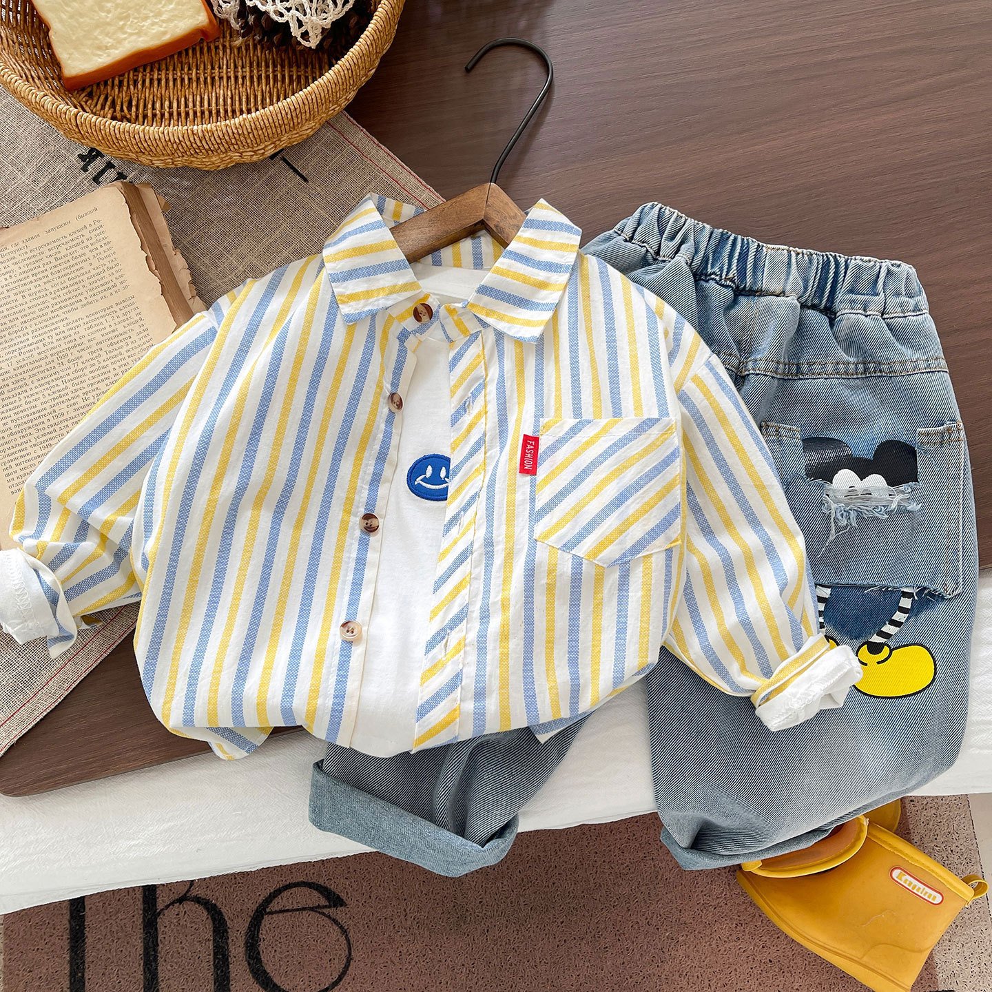 Boys' autumn three-piece set: fresh striped shirt, stylish jeans, children's fashion three-piece set, new spring and autumn model